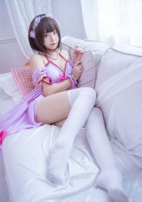 年轻的小姨子观看