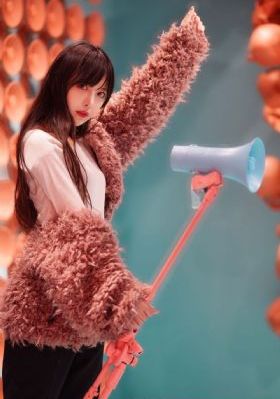 手伸进她的乳罩里揉搓着